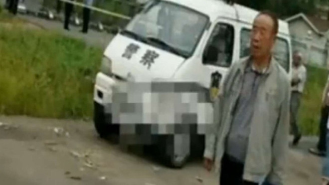 Đối tượng Vương đứng đợi vợ bên ngoài tòa án, trước khi thực hiện vụ đánh bom.