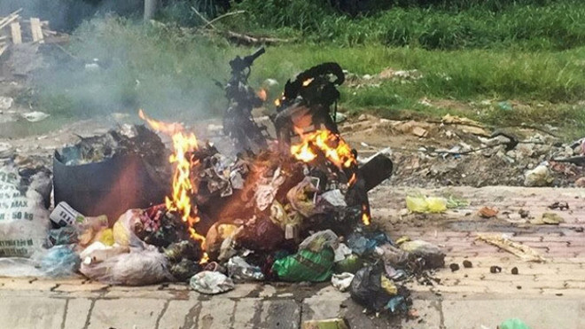 Chiếc xe máy cháy trơ khung