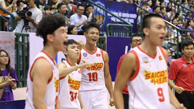 SG Heat vui mừng chiến thắng với 90 điểm ghi được trước HCMC Wings 