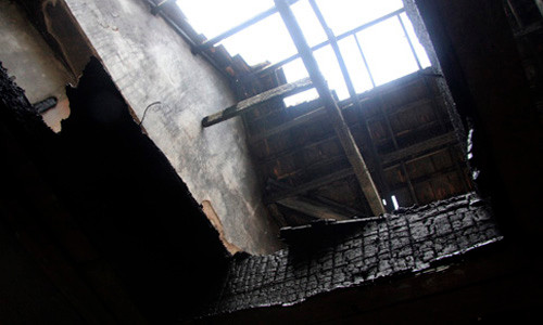 Căn gác gỗ cháy rụi sau khi người chồng bị vợ châm lửa đốt. Ảnh: N.X