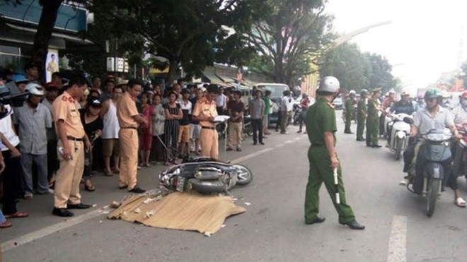 Hiện trường vụ tai nạn khiến nữ công nhân bị cán chết khi đang trên đường đi làm