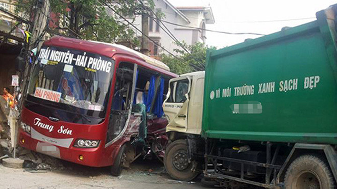 Xe chở rác đâm ngang hông xe khách, khiến nhiều người hoảng loạn. Ảnh: Phạm Long