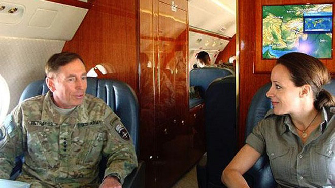 Mối quan hệ bất chính của cựu giám đốc CIA và người viết hồi ký Paula Broadwell trở thành 1 trong 10 vụ bê bối tình dục đình đám nhất mọi thời đại