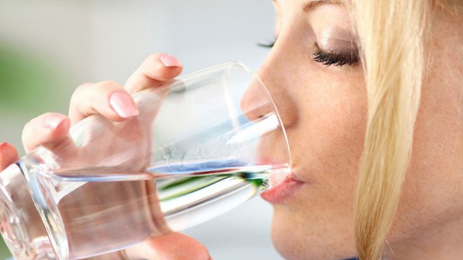 Luôn cảm thấy khát là dấu hiệu rõ ràng nhất cảnh báo bạn ăn quá nhiều muối. Ảnh: Rd.