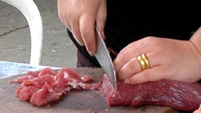 Thớt gỗ mốc có nguy hiểm không?