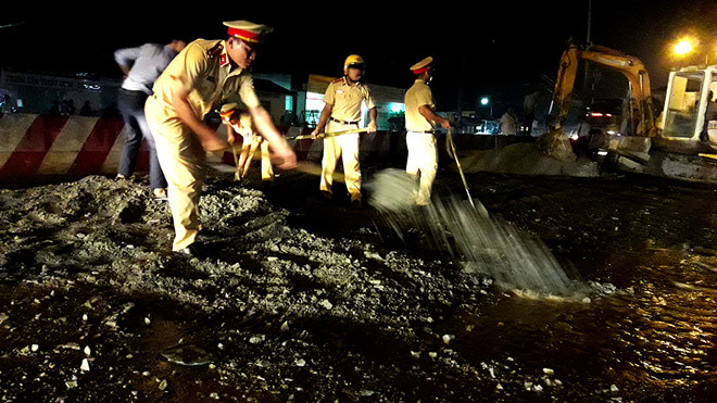 Chiến sĩ CSGT thị xã Thuận An lấp "hố tử thần" trên đường ĐT743