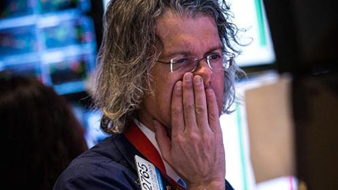 Một nhân viên giao dịch trên sàn chứng khoán New York. Ảnh: CNBC