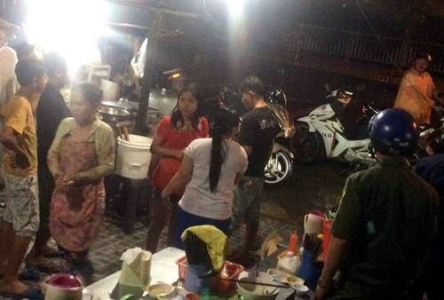 Quán hủ tiếu nơi nhóm thanh niên cầm dao truy sát chủ quán. Ảnh: VnExpress