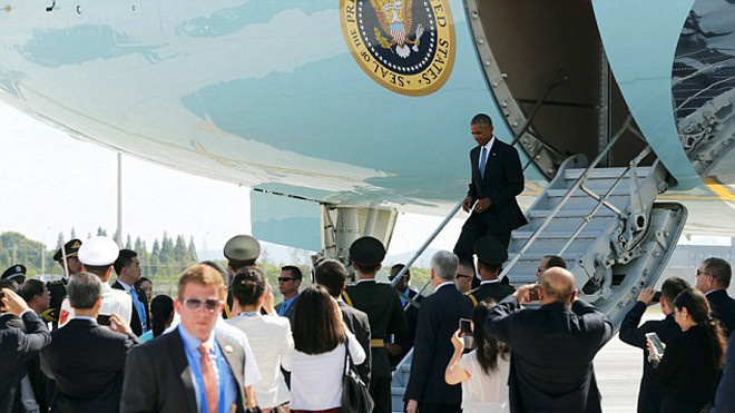 Trong chuyến đi tới Hàng Châu, ông Obama phải rời khỏi Air Force One bằng thang riêng của máy bay. (Nguồn: Daily Mail)