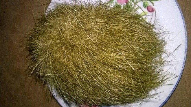 "Cát lợn" mà gia đình anh Hoàn tìm thấy khi mổ heo. Ảnh: CTV.