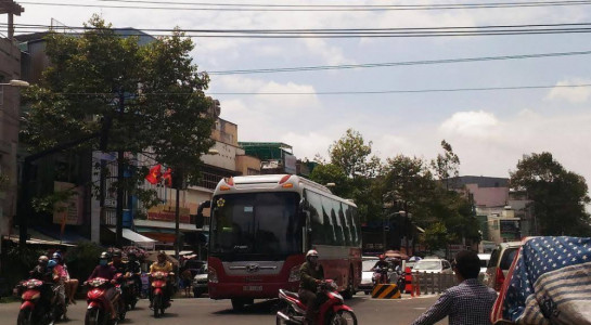 Xe Thành Bưởi đi vào bến lậu ở số 1 Vĩnh Viễn, thường xuyên gây tắc đường, nhất là vào giờ cao điểm.