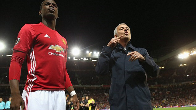 Mourinho phải chỉ đạo chiến thuật lại cho Pogba.