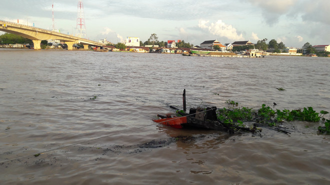 Chiếc tàu du lịch cháy, bị chìm chỉ còn phần mũi tàu