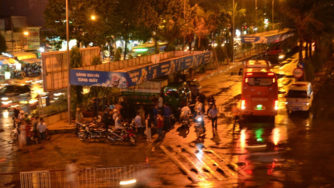 Công an khám nghiệm hiện trường vụ nổ súng tại bến xe miền Đông vào tối 7/9