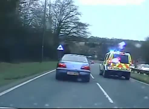 Tài xế đầu gấu yêu cầu cảnh sát không đuổi theo