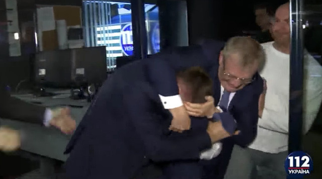 Cảnh tượng ẩu đả bị ghi hình (Ảnh: RT)