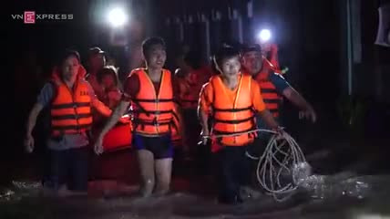 Bình Dương dùng thuyền phao sơ tán hàng trăm người do ngập