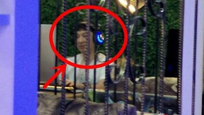 Khó có thể nhận ra thiếu gia giàu nhất Trung Quốc khi ngồi quán net chơi game.