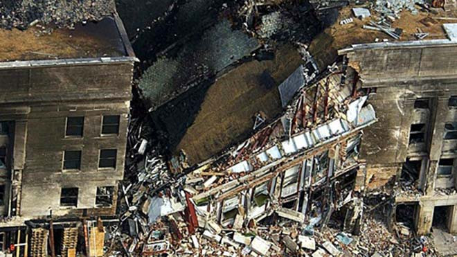 Một phần của Lầu Năm Góc bị sụp đổ sau khi bị chiếc máy bay đâm vào. Ảnh: AFP
