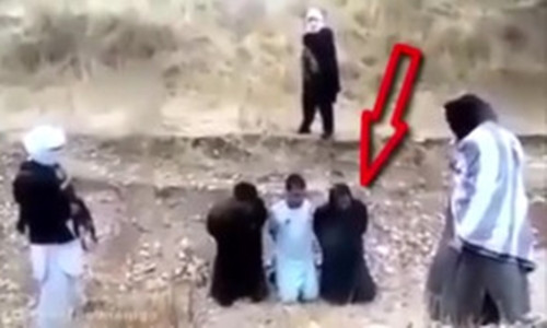 Một trong ba con tin (người được đánh dấu mũi tên đỏ) đã vùng lên cướp súng của đao phủ. Ảnh: Sun.