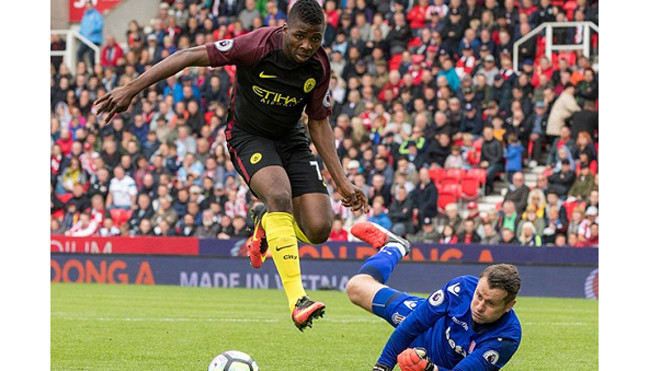 Iheanacho (trái) đang tiến bộ dần dưới sự dẫn dắt của Guardiola. Ảnh: Reuters