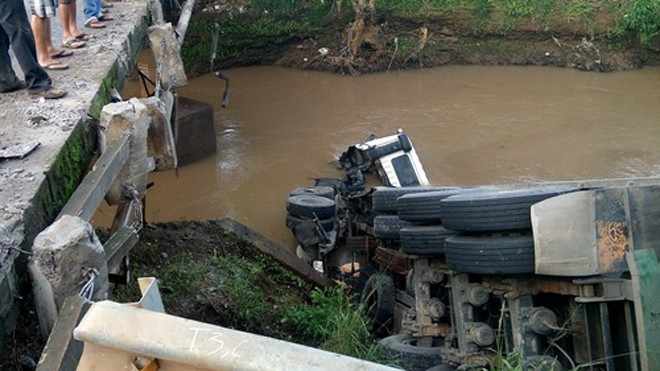 Xe đầu kéo nằm dưới suối sau khi tông gãy lan can cầu. Ảnh: Thái Hà