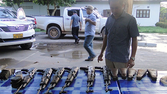 6 khẩu súng tiểu liên AK được nhà chức trách hai nước Lào - Việt thu giữ. Ảnh: Thanh Giang