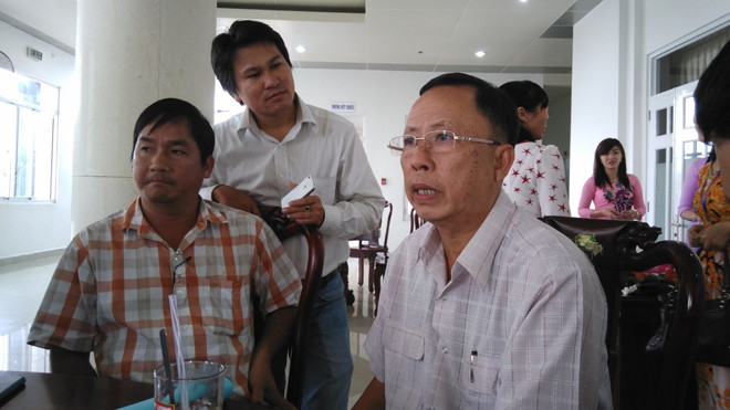 Bí thư tỉnh ủy Hậu Giang Trần Công Chánh (đeo kính, bìa phải) trao đổi với PV Tiền Phong ẢNH: HÒA HỘI