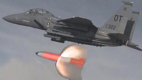 Máy bay chiến đấu hạng nặng F-15 của Mỹ thử nghiệm bom B-61-12