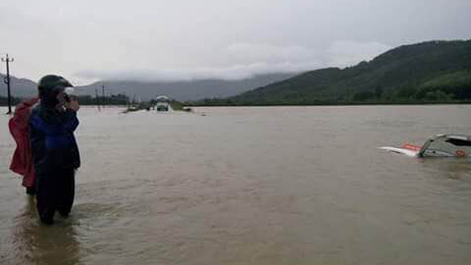 Tài xế taxi đã đạp cửa bơi ra ngoài chi chiếc xe bị lũ cuốn trôi