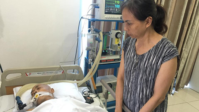 Bà Lan - vợ nghệ sĩ Hán Văn Tình túc trực từng giờ bên giường bệnh của chồng. Ảnh: HQT.