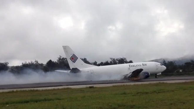 Máy bay kéo lê trên đường băng (Ảnh: makassarterkini)