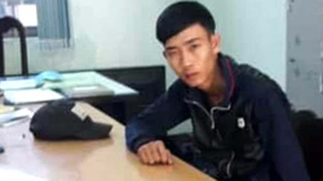 Kẻ giết vợ tại cơ quan điều tra. Ảnh: H.N