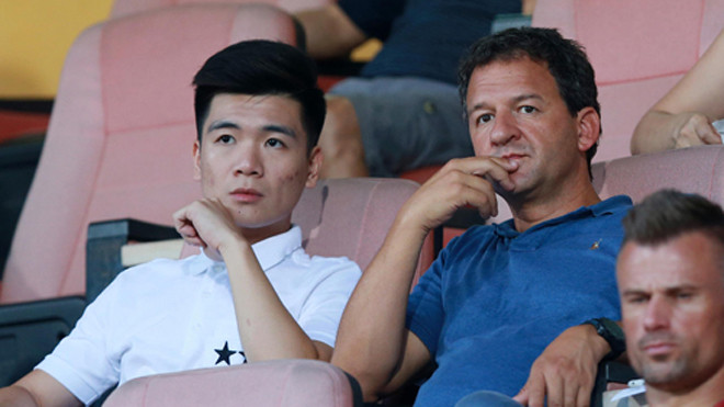 Giám đốc khu vực châu Á của Man City Francisco Lopez trên sân Hàng Đẫy.