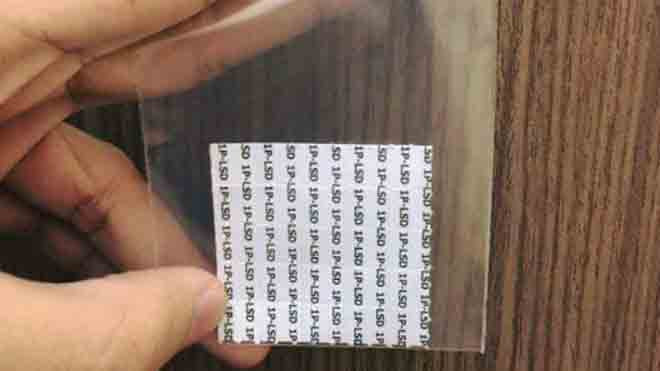 Miếng tem giấy lớn. Ảnh:N.K