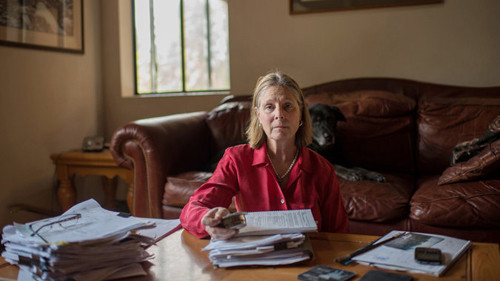 Linda Rink, nhà khoa học cấp cao của Autoliv bên hồ sơ của 20 năm trước. Ảnh: NYTimes.