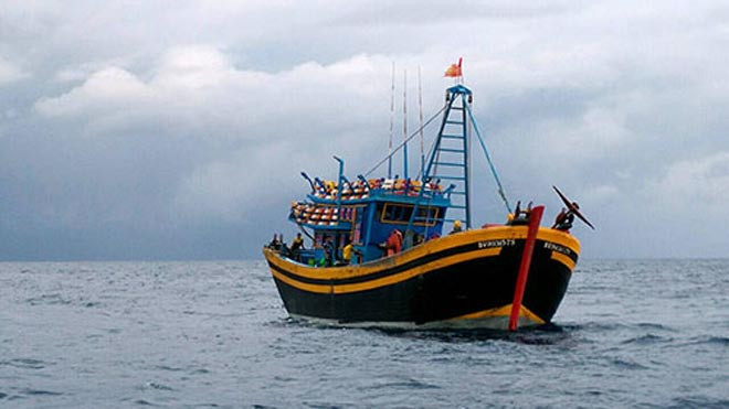 Phạt nặng 2 tàu giã cào ném thanh tra viên xuống biển