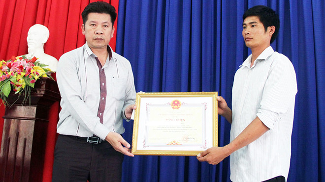 Giám đốc Sở GT-VT trao bằng khen của Chủ tịch tỉnh cho anh Bắc