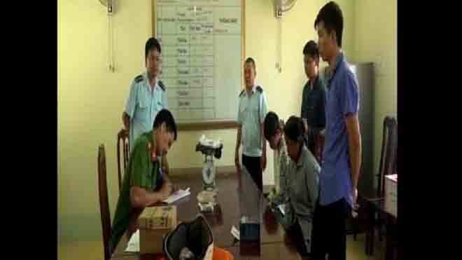 Hai mẹ con bà Vinh tại cơ quan điều tra.