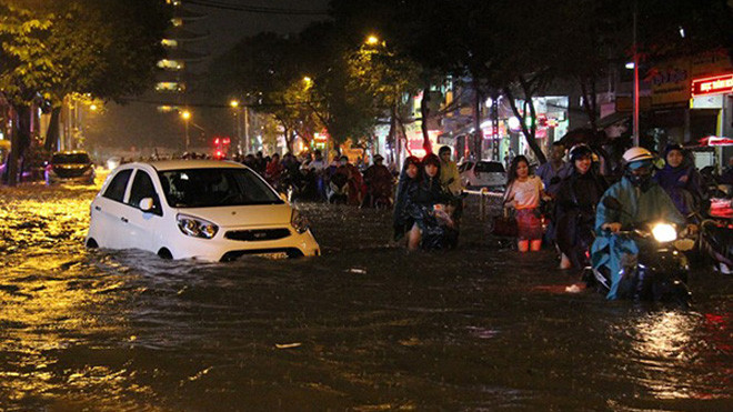 Hình ảnh mưa ngập xảy ra ngày hôm qua (26/9) tại TP Hồ Chí Minh.