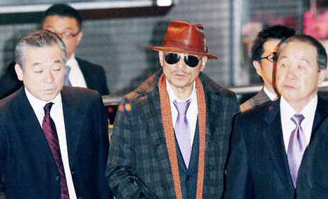 Ông trùm Kenichi Shinoda (giữa) của băng Yamaguchi-gumi.