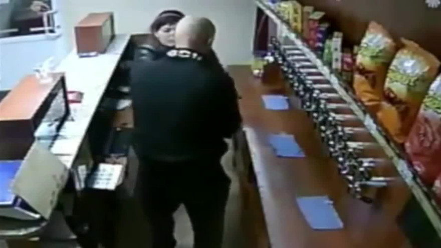 Hình ảnh người bán hàng giằng co với tên cướp. Ảnh cắt từ clip