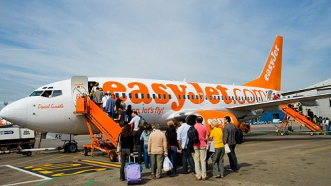 Vụ tấn công khiến cảnh sát bị cắn phải vào viện điều trị. Conor Crosby bị bắt giữ sau đó vì đã có hành vi gây rối, làm ảnh hưởng chuyến bay và tấn công cảnh sát. Ảnh: Alamy.