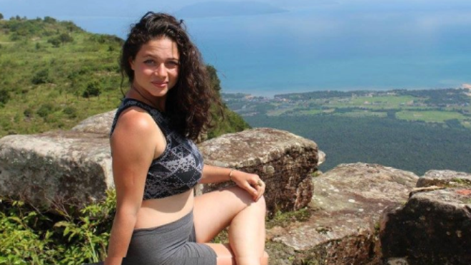 Khi được dẫn đường lên núi, do quá mệt mỏi vì chuyến du lịch, Hannal đã tin tưởng Apai Ruengvorn và đi theo người này mà không nhận ra mình đang gặp nguy hiểm. Ảnh: SWNS.