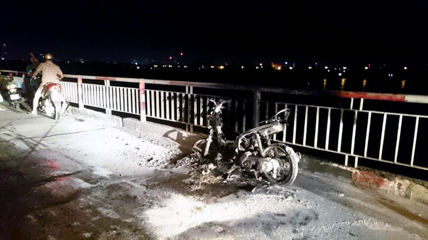 Chiếc xe máy bị lửa thiêu rụi.