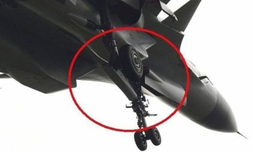 Hình ảnh chiếc tiêm kích J-15 của Trung Quốc với phần càng trước đã được thiết kế lại. Ảnh: IHS Jane's.