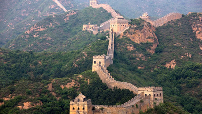 Vạn Lý Trường Thành dài 21.000 km, kéo dài qua 9 tỉnh ở Trung Quốc. Năm 2005, chính quyền Trung Ương Trung Quốc cũng đã cấp 1,9 triệu nhân dân tệ cho một dự án bảo tồn Vạn Lý Trường Thành. Ảnh: Academichelp.