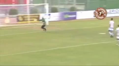 Ngỡ ngàng pha ghi bàn hiếm hoi của thủ môn khi phát bóng