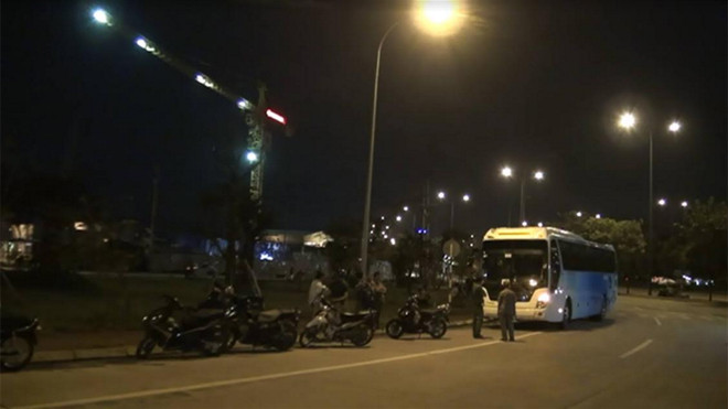 Chiếc xe khách tông chết người rồi bỏ chạy bị người dân truy đuổi.