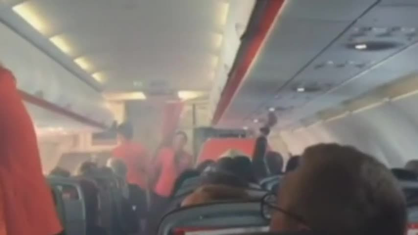 Phi cơ chở khách Australia tắt động cơ vì khói